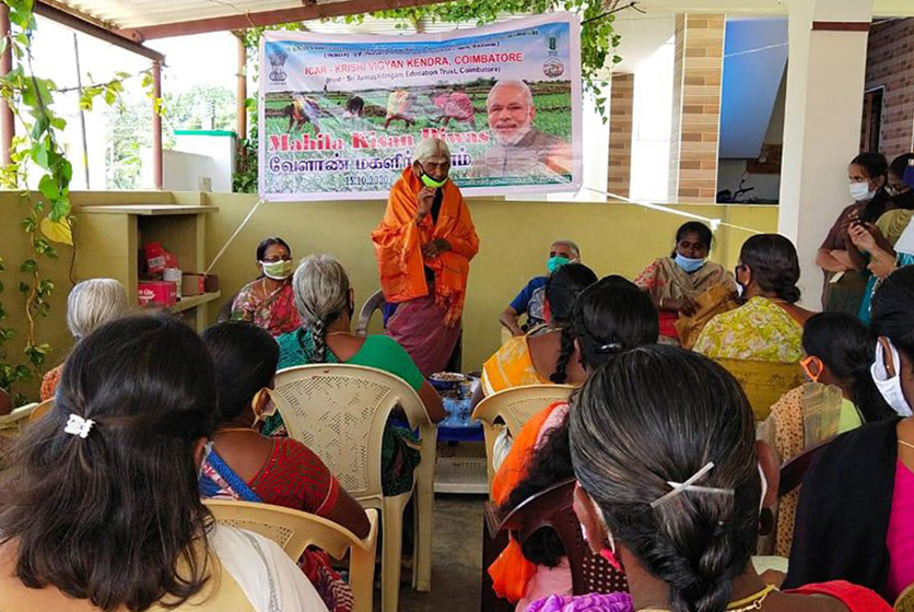 Pappammal talking to a roomful of women farmers