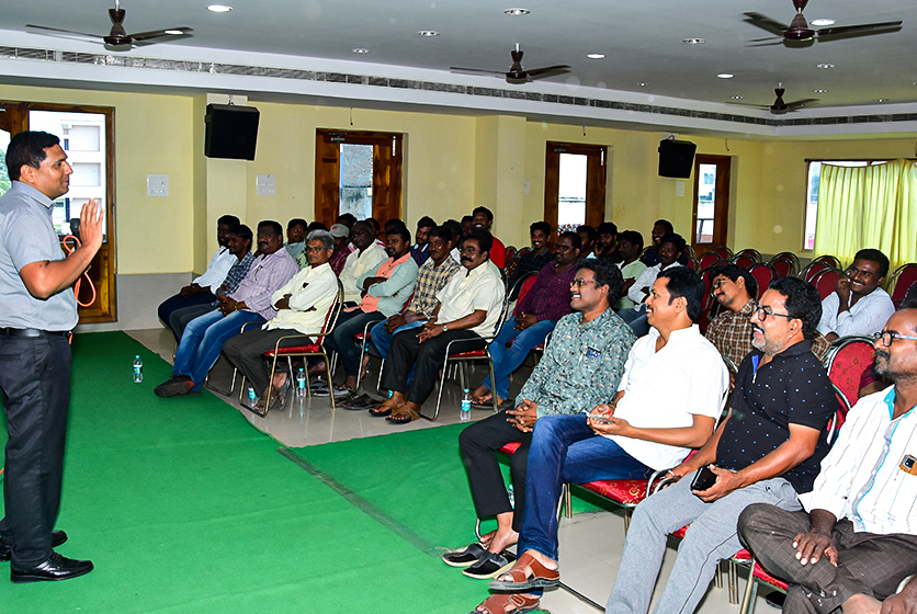 Taro Pumps manager conducting mechanics meet