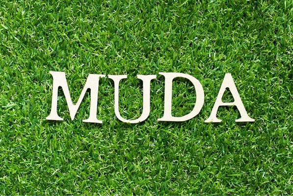The word muda written on a green grassy field