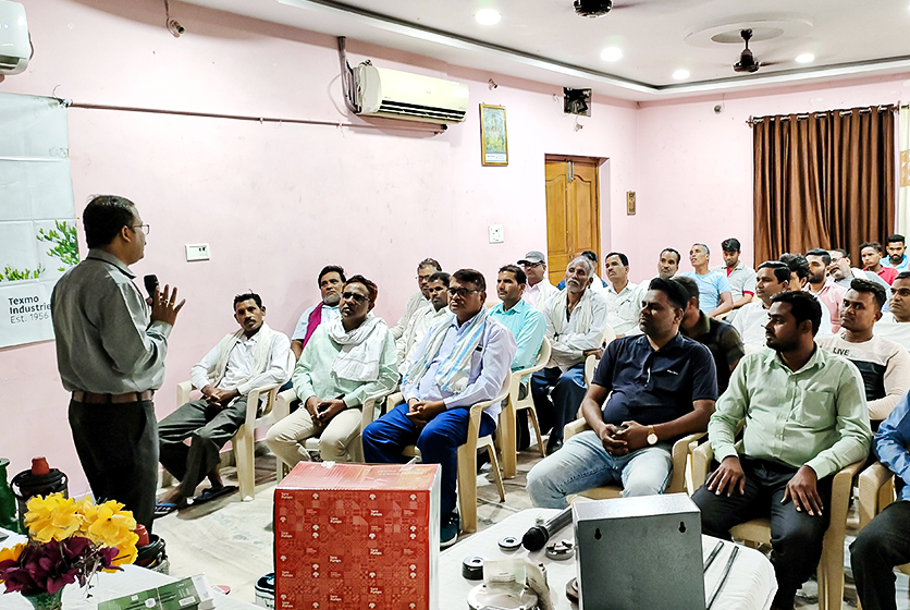 Taro Pumps manager conducting mechanics meet