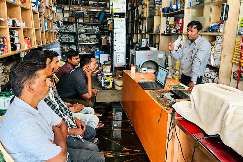 Taro Pumps manager conducting mechanics meet