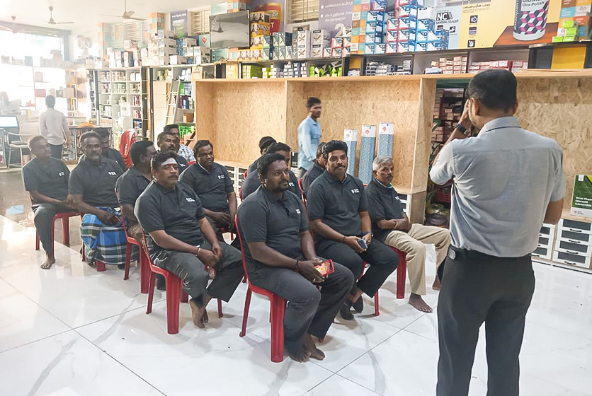 Taro Pumps manager conducting mechanics meet