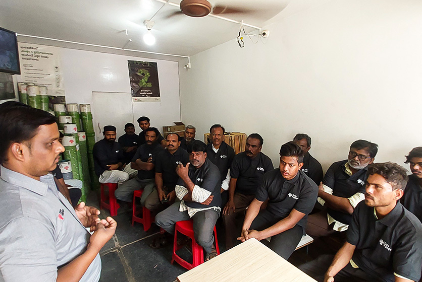 Taro Pumps manager conducting mechanics meet