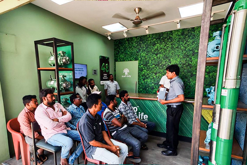 Taro Pumps manager conducting mechanics meet