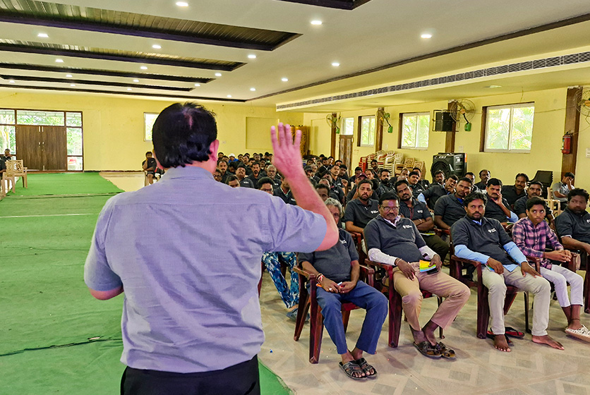 Taro Pumps manager conducting mechanics meet