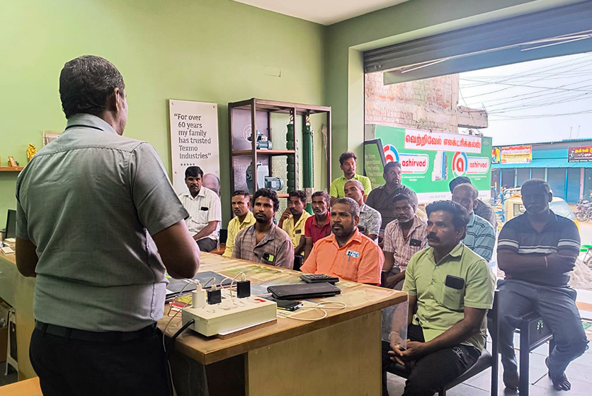 Taro Pumps manager conducting mechanics meet